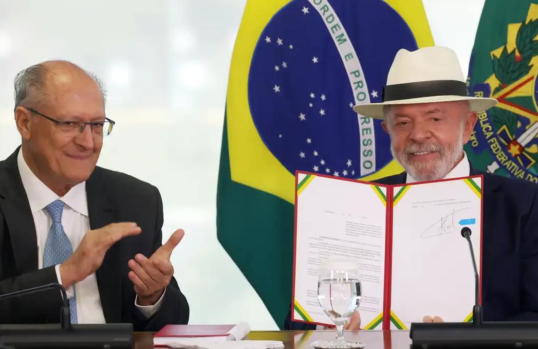 29-04-26_08-20-18_dcomercio-alckmin-lula-assinatura-decreto-acordo-mercosul-ue-foto-valter-campanato-agencia-brasil.jpg